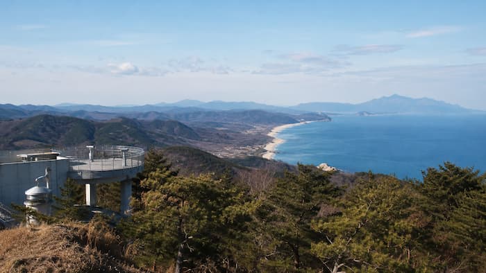 명파천과 동해가 만나는 하구 풍경