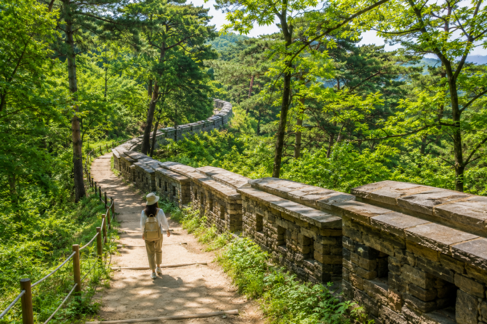 남한산성 숲길과 완만한 성곽 산책로