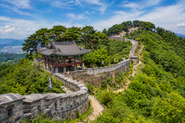 남한산성 수어장대와 성곽 능선 풍경