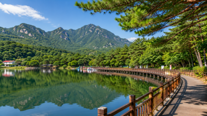 명성산을 배경으로 포천 산정호수와 수변데크 둘레길이 어우러진 호수 산책 풍경