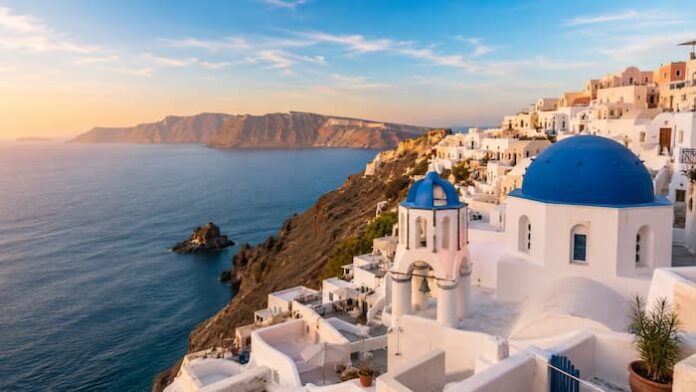 santorini-oia-blue-dome-caldera-main 산토리니 이아 마을의 푸른 돔과 칼데라, 에게해 석양 풍경