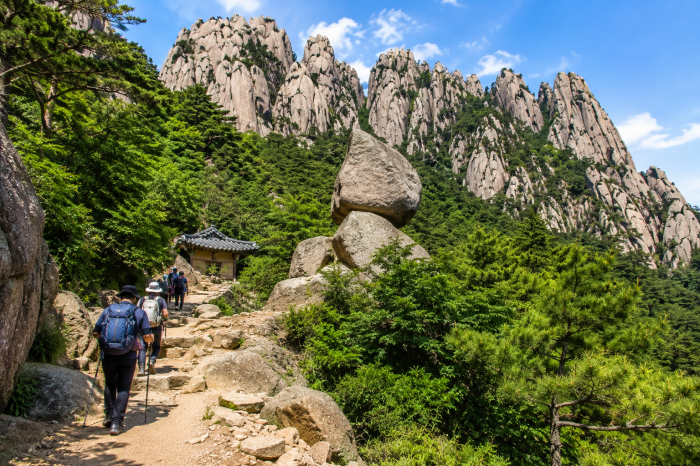 설악산 신흥사에서 흔들바위로 이어지는 울산바위 산행길