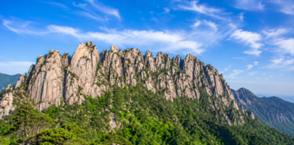 설악산 울산바위, 흔들바위 지나 만나는 외설악 대표 암릉 절경 설악산 울산바위의 거대한 화강암 암릉과 초여름 산세
