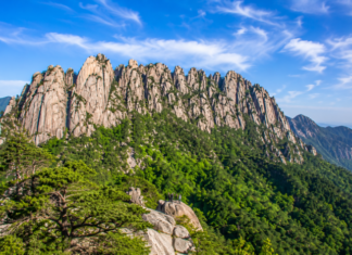 설악산 울산바위의 거대한 화강암 암릉과 초여름 산세