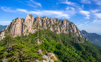 설악산 울산바위의 거대한 화강암 암릉과 초여름 산세