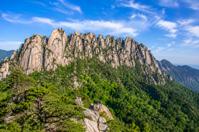 seoraksan_ulsanbawi_rock_peak_featured 설악산 울산바위의 거대한 화강암 암릉과 초여름 산세