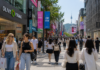 서울 명동 거리에서 쇼핑하는 외국인 관광객들