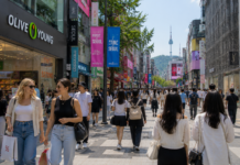 서울 명동 거리에서 쇼핑하는 외국인 관광객들