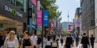 서울 명동 거리에서 쇼핑하는 외국인 관광객들