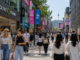 서울 명동 거리에서 쇼핑하는 외국인 관광객들