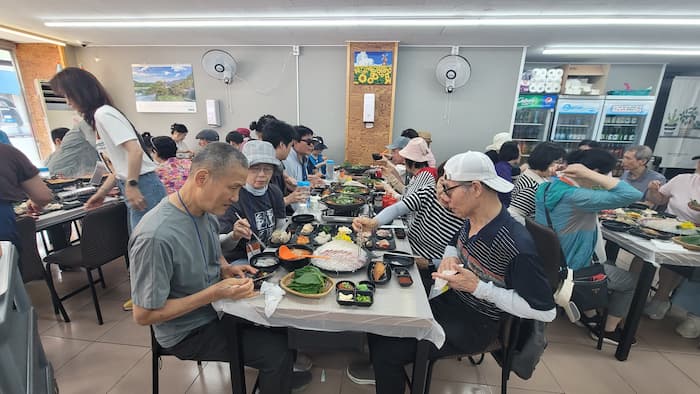 대포항에서 회정식을 함께 나누는 속초 힐링 나들이 참여자들