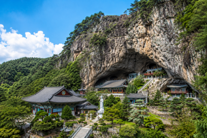 경남 의령 봉황산 기암절벽 아래 자리한 일붕사 전경