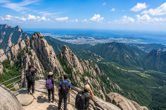 울산바위 정상에서 바라본 설악산 능선과 동해 조망