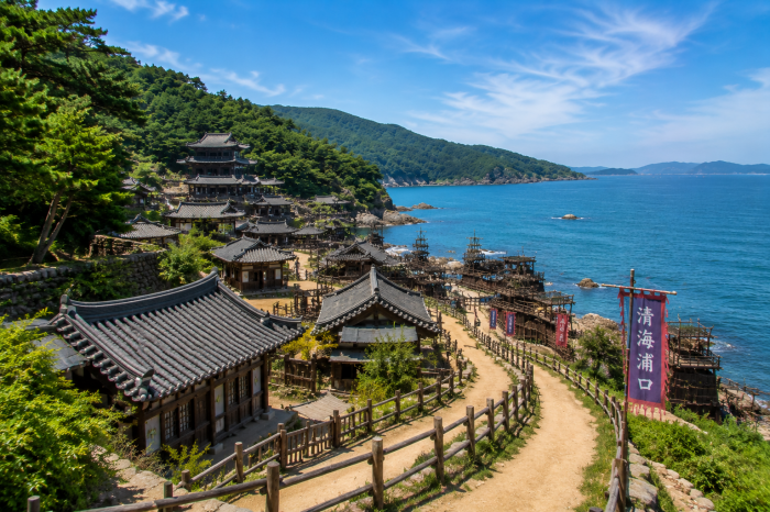 완도 청해포구촬영장 해안 산책로와 촬영 세트