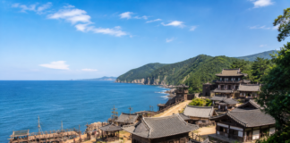 완도 청해포구촬영장 전통가옥 세트와 바다 풍경