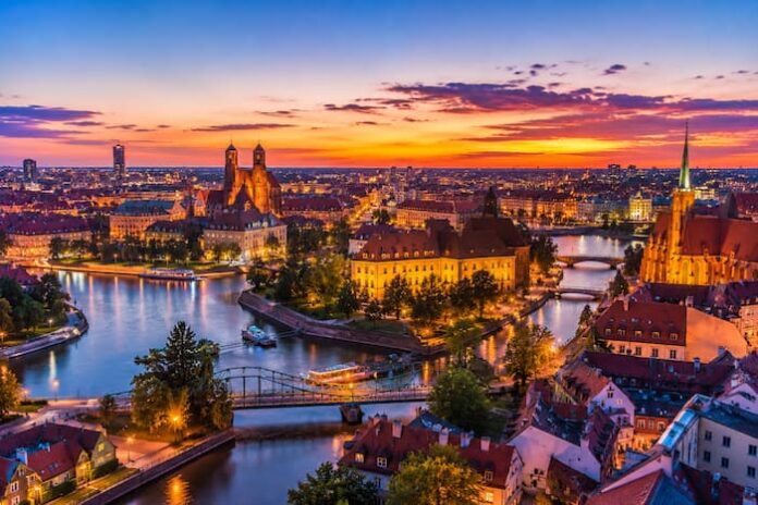 wroclaw-old-town-river-bridges-feature Old Town, Odra River and bridges in Wrocław, a major tourism city in Lower Silesia, Poland