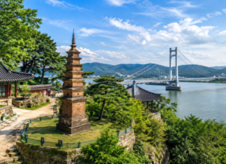 여주 신륵사·남한강 출렁다리, 부모님 모시고 걷기 좋은 강변 당일치기 코스 여주 신륵사 강월헌과 남한강 강변을 함께 조망하는 여름 산책 풍경