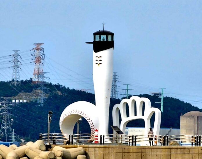 부산 기장 칠암항남방파제 야구등대와 푸른 바다 풍경