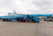 KLM, 암스테르담~함부르크 노선에 e-SAF 적용…독일 첫 합성항공유 여객 운항 암스테르담 스키폴 공항에서 KLM 시티호퍼 항공기가 합성항공유 혼합 연료를 공급받는 장면