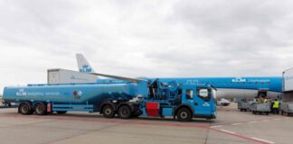 KLM, 암스테르담~함부르크 노선에 e-SAF 적용…독일 첫 합성항공유 여객 운항 암스테르담 스키폴 공항에서 KLM 시티호퍼 항공기가 합성항공유 혼합 연료를 공급받는 장면