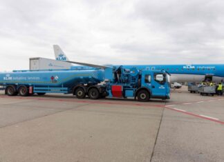 KLM, 암스테르담~함부르크 노선에 e-SAF 적용…독일 첫 합성항공유 여객 운항 암스테르담 스키폴 공항에서 KLM 시티호퍼 항공기가 합성항공유 혼합 연료를 공급받는 장면