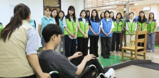 진에어와 LCC 3사 실무자들이 교통약자 이동 환경을 체험하는 교육 장면