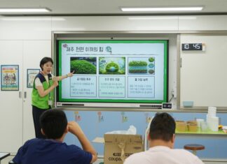 진에어, 서울서진학교에 제주 숲 전시…특수학교 학생 생태체험 지원 서울서진학교 복도에 마련된 제주 숲 사진 전시를 학생들이 관람하는 모습