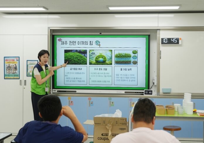 서울서진학교 복도에 마련된 제주 숲 사진 전시를 학생들이 관람하는 모습
