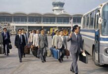 1970년대 공항에서 한국인 가이드의 안내를 받는 일본인 단체관광객