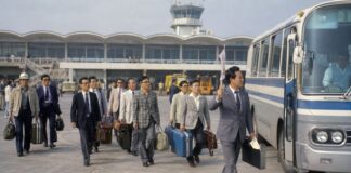 1970년대 공항에서 한국인 가이드의 안내를 받는 일본인 단체관광객