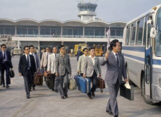 한국관광 5.0 ② 일본 관광객은 VIP, 그러나 한국인에게 여행의 자유는 없었다 1970년대 공항에서 한국인 가이드의 안내를 받는 일본인 단체관광객