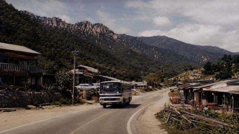 1970년대 후반 설악산과 속초로 향하는 국도와 초기 관광시설