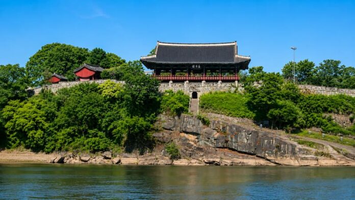 jinju-fortress-chokseokru-night-view.jpg 남강 건너편에서 바라본 진주성 촉석루 야경
