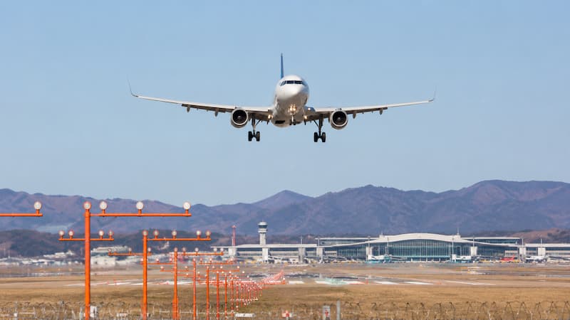 청주국제공항 활주로로 착륙하는 여객기와 접근 유도시설