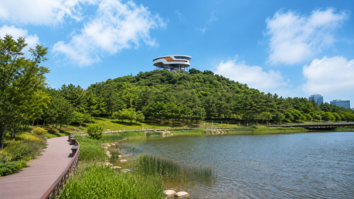호수와 습지, 산책로와 나주혁신도시가 펼쳐진 빛가람호수공원
