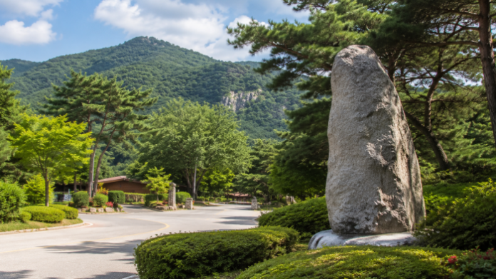 bonghwang-recreation-forest-lodge-view 울창한 산림과 목조 숙소가 어우러진 충주 봉황자연휴양림
