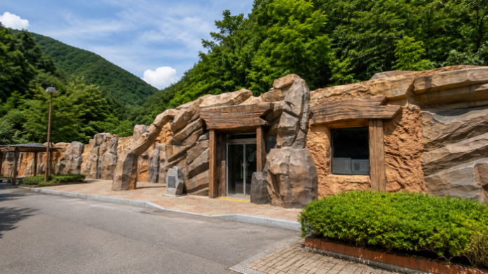 boryeong_naengpung_entrance_mountain 보령 냉풍욕장 입구와 성주산 자락의 푸른 숲 풍경
