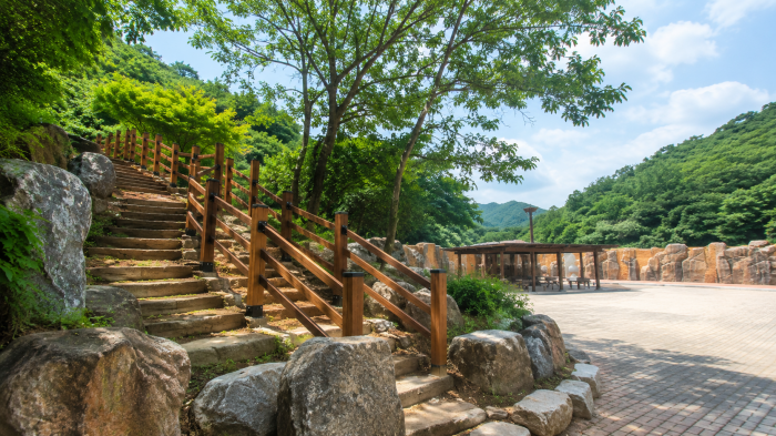 보령 냉풍욕장 주변 계단 산책로와 나무 난간