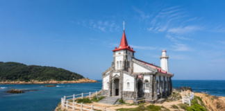 부산 기장 죽성드림세트장, “유럽인 줄 알았는데 한국” 해안 바위 위 붉은 지붕 성당 부산 기장 죽성드림세트장의 붉은 첨탑과 죽성리 바다