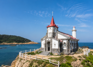 부산 기장 죽성드림세트장, “유럽인 줄 알았는데 한국” 해안 바위 위 붉은 지붕 성당 부산 기장 죽성드림세트장의 붉은 첨탑과 죽성리 바다
