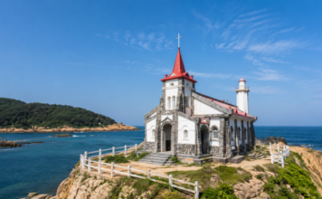 부산 기장 죽성드림세트장, “유럽인 줄 알았는데 한국” 해안 바위 위 붉은 지붕 성당 부산 기장 죽성드림세트장의 붉은 첨탑과 죽성리 바다