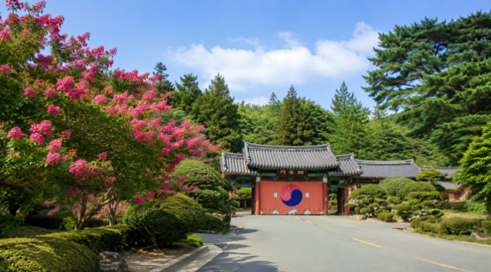 800년 배롱나무가 붉어지는 계절, 부산 화지공원 정묘사의 여름 부산진 배롱나무와 정묘사 현경문 여름 풍경
