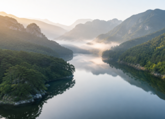 산과 바다 사이에서 하룻밤…변산반도, 한옥형 카라반 품은 지질여행지 산과 숲, 잔잔한 물길이 어우러진 변산반도국립공원 내변산