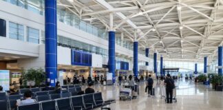 청주국제공항 국제선 출발장과 항공편 안내 전광판