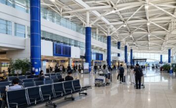 청주국제공항 국제선 출발장과 항공편 안내 전광판