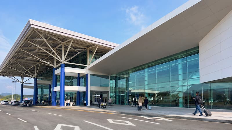 청주국제공항 여객터미널 외관과 공항 표지