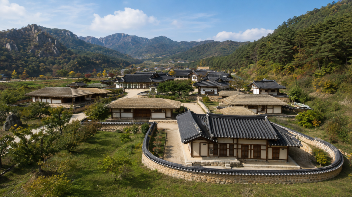 주왕산 능선 아래 전통가옥이 모여 있는 청송한옥민예촌 전경