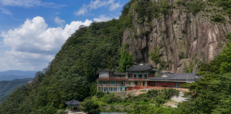 칠곡 유학산 쉰질바위 아래 자리한 도봉사 전경