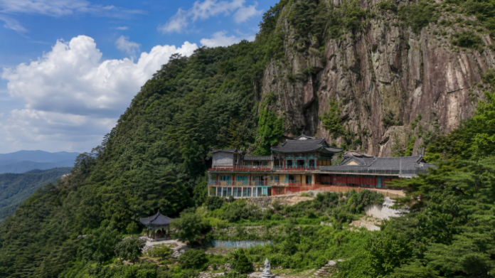 chilgok-yuhaksan-dobongsa-cliff-temple 칠곡 유학산 쉰질바위 아래 자리한 도봉사 전경