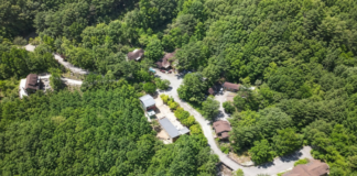 울창한 숲속에 숙박동과 관리시설이 자리한 춘천 용화산자연휴양림 전경